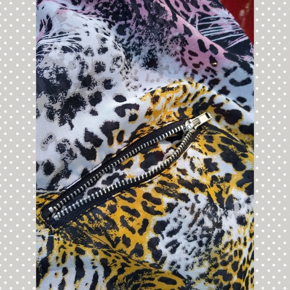 ALI & KRIS sheer leopard blouse with zip pocket - Picture 4 of 6